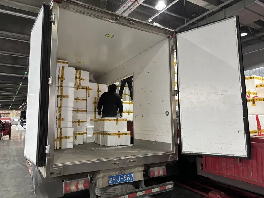 临近元旦春节上海农贸市场供应足，主副食品价格平稳品种丰富